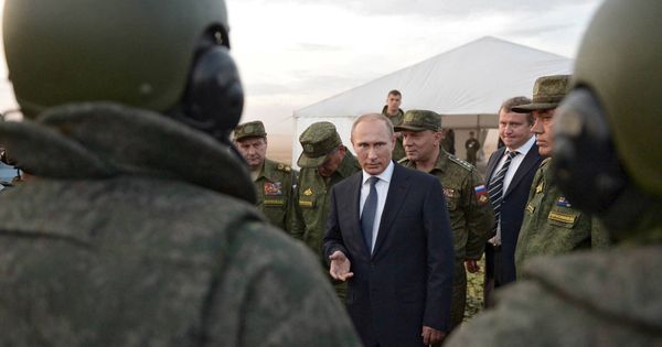 Foto: El presidente de Rusia, Vladimir Putin, en una visita durante unas maniobras militares, en la región de Orenburg. (Reuters) 