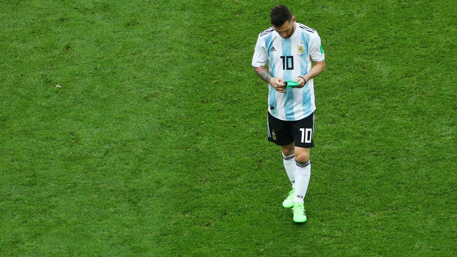 Foto: Messi se retira cabizbajo del partido. (Reuters) 