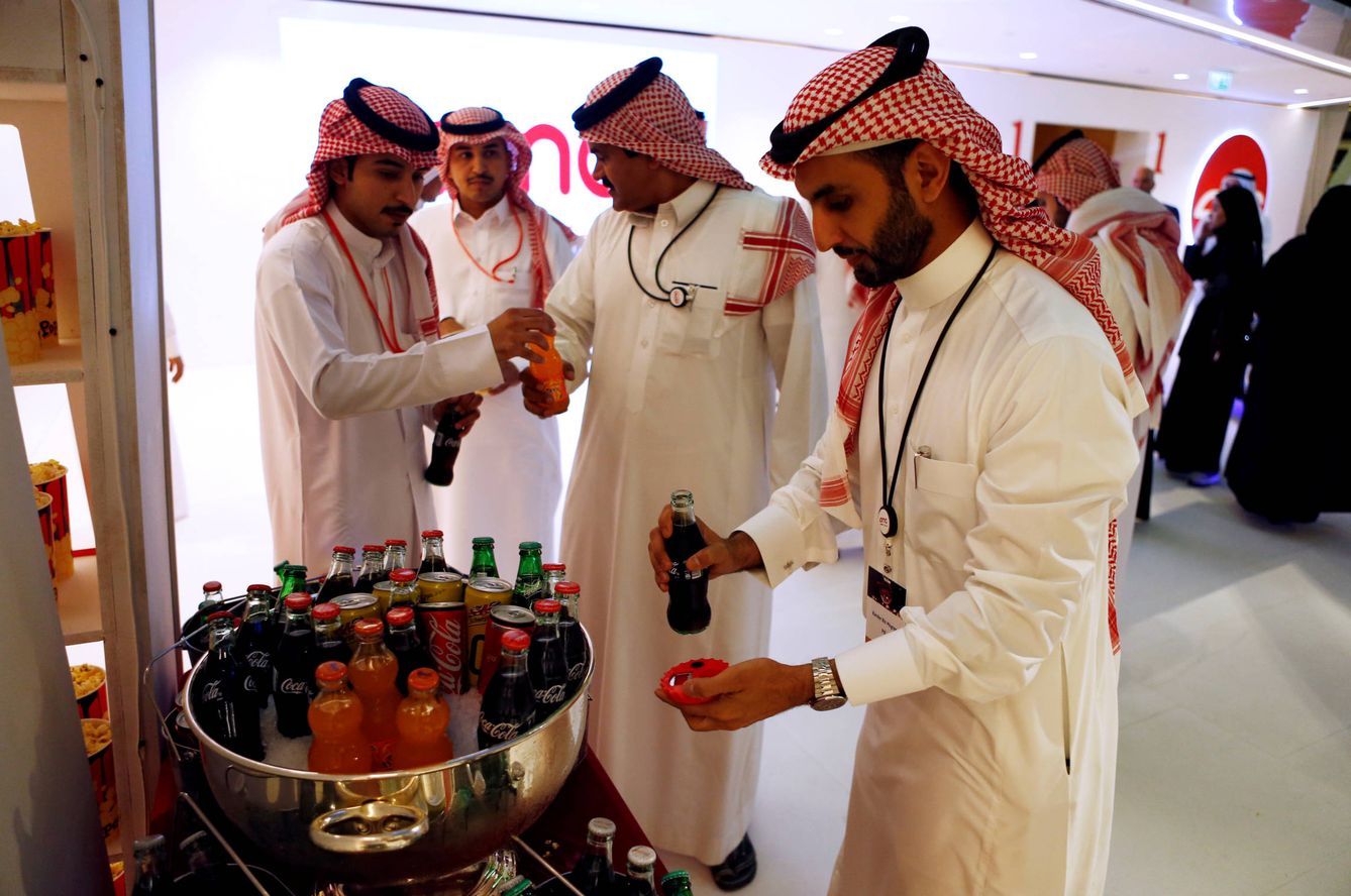 Varios hombres saudíes compran refrescos durante la inauguración del primer cine comercial en Riad, el 18 de abril de 2018. (Reuters)