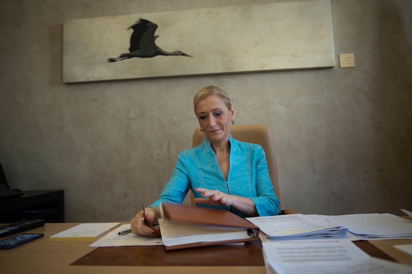 La presidenta de la Comunidad de Madrid en su despacho. (D. Muñoz)