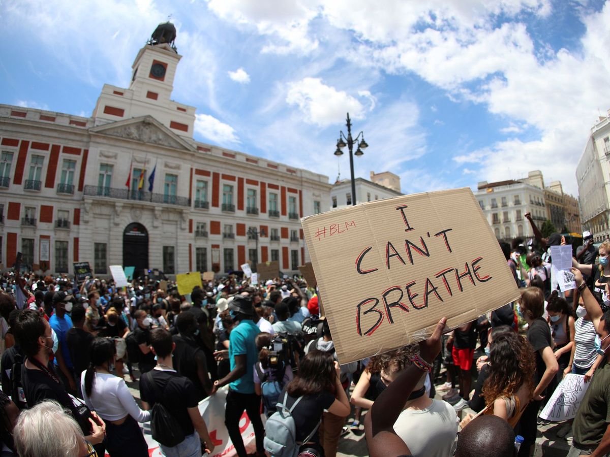 Foto: Manifestantes en la Puerta del Sol durante la concentración convocada en Madrid por la comunidad negra africana y afrodescendiente en España (CNAAE). (EFE)