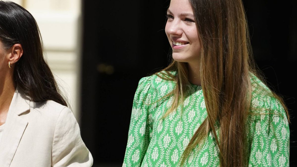 La infanta Sofía recupera la blusa estampada de Zara superventas para acompañar a Leonor