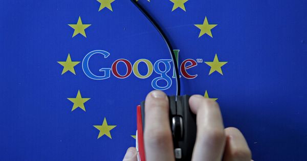 Foto: El logo de Google frente a la bandera de la Unión Europea. (Reuters)