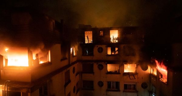 Foto: Imagen del edificio envuelto en llamas en París. (Reuters)