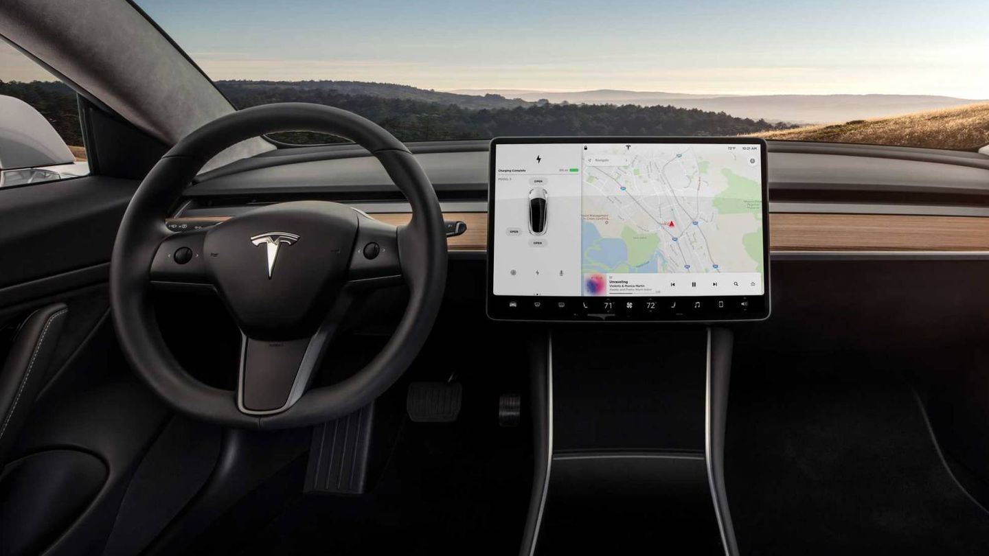 Como todos los Tesla, el Model 3 incluye una gran pantalla central.