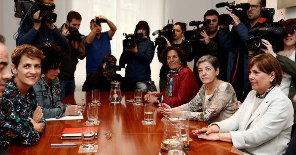 Foto: Chivite (izquierda) y Barkos (derecha) al inicio de la reunión en el Parlamento de Navarra. (EFE)
