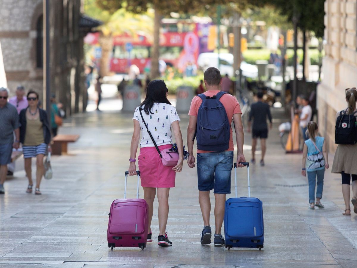 Foto: Varios turistas con sus equipajes caminan por el centro de Málaga. (EFE)