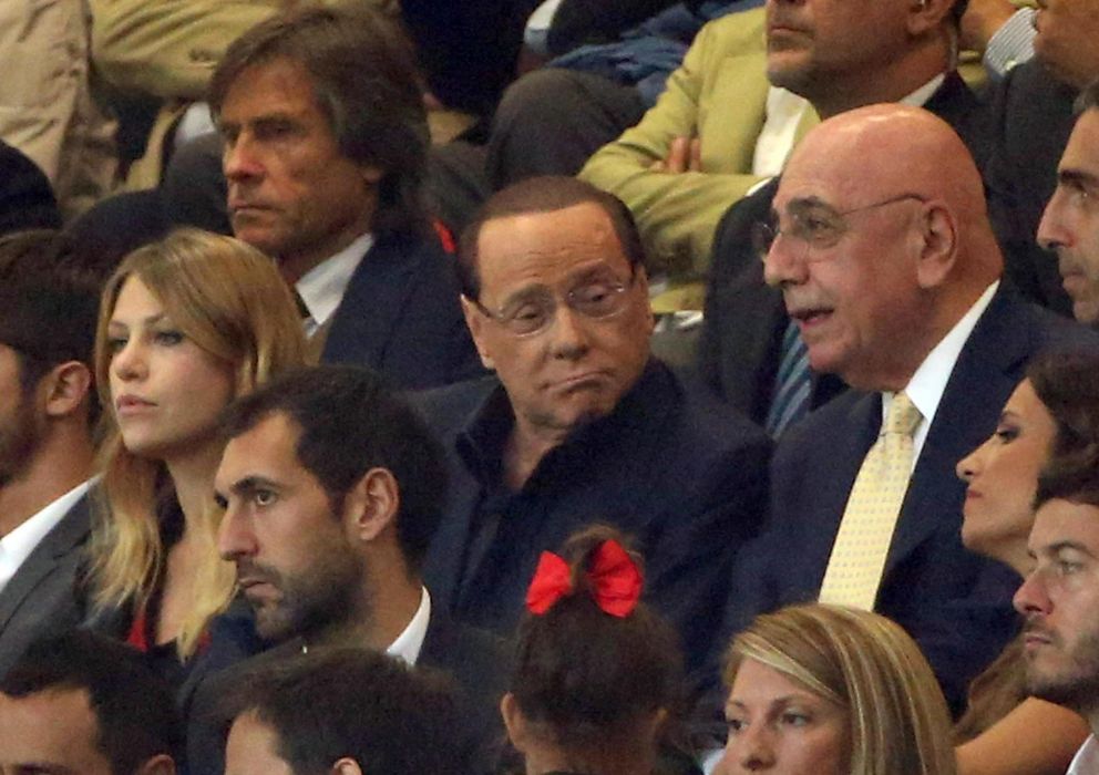Foto: Berlusconi, junto a Galliani, y con Diego López justo debajo de ellos (Efe).
