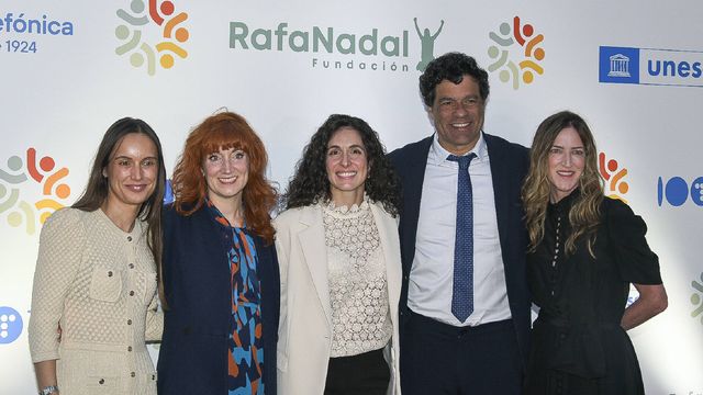Xisca Perelló posa con los galardonados en la segunda edición de los Premios Fundación Nadal. (Gtres)