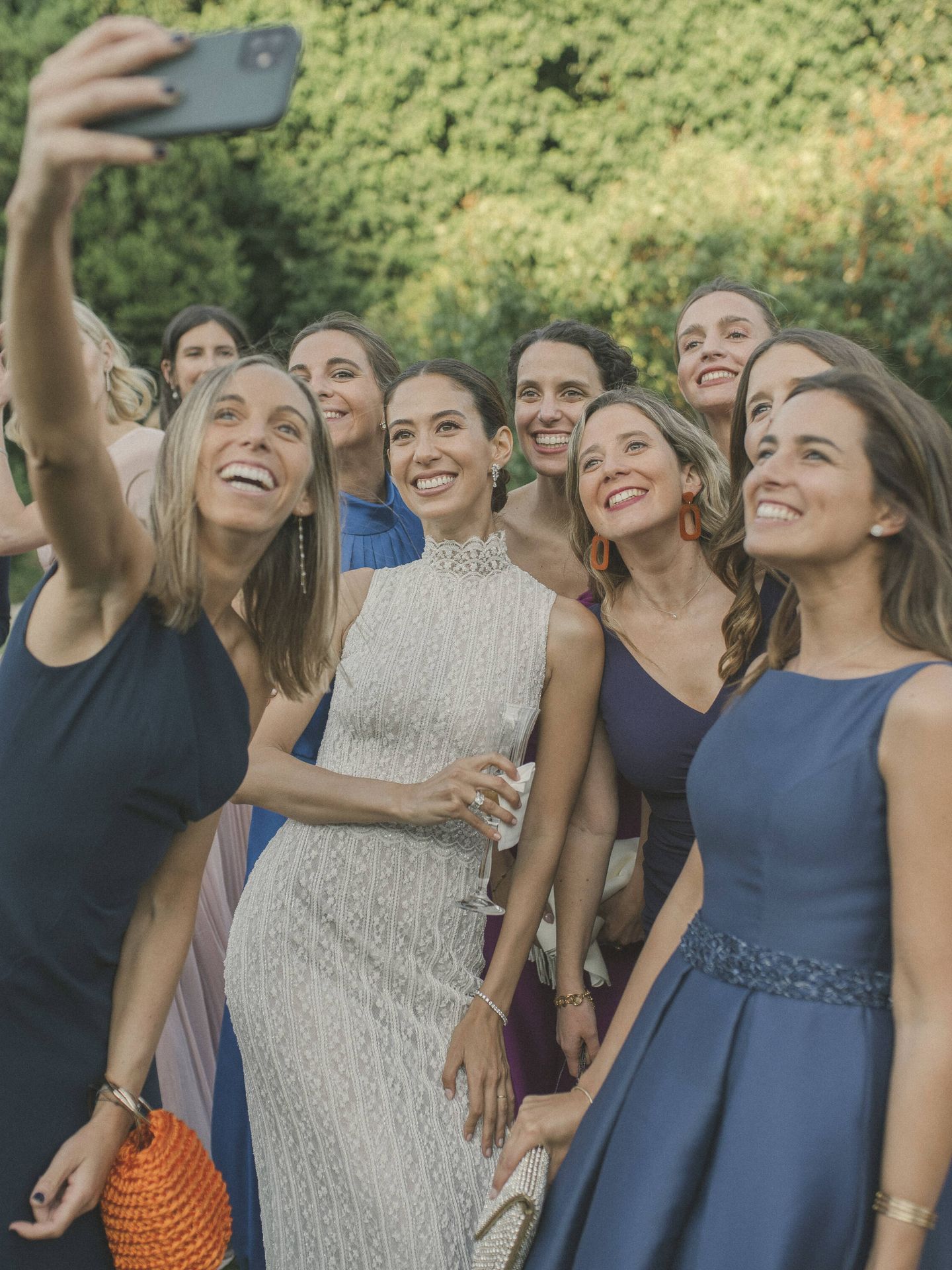 La novia se hace un selfie con sus amigas. (Cortesía/La Dichosa)
