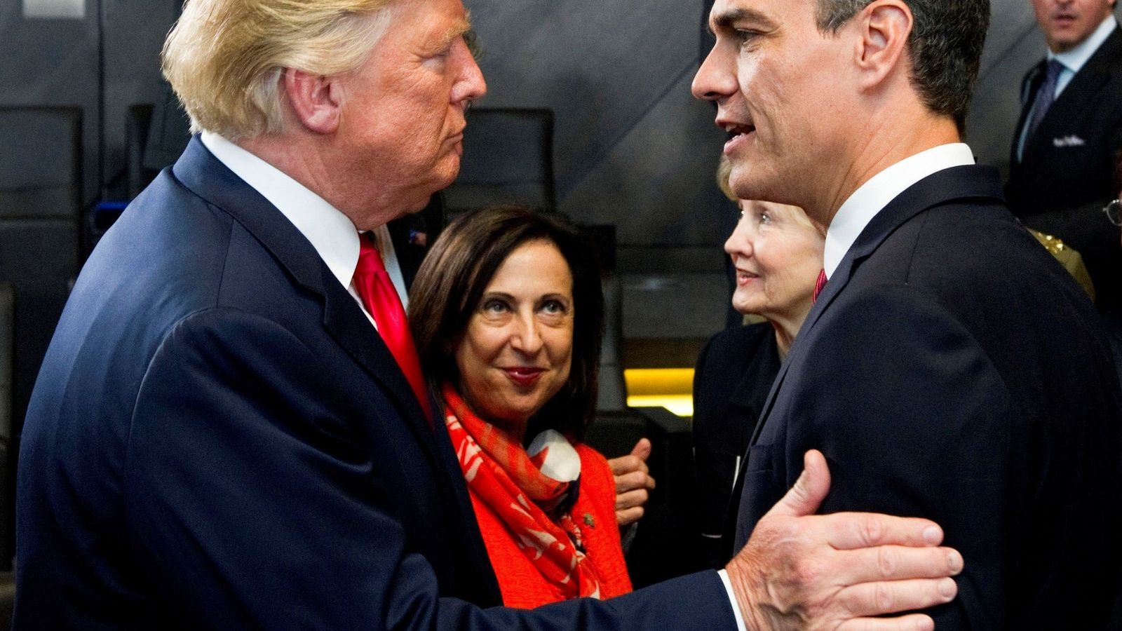 Foto: El jefe del Gobierno español, Pedro Sánchez, y el presidente de Estados Unidos, Donald Trump, se saludan por primera vez en julio de 2018. (EFE)