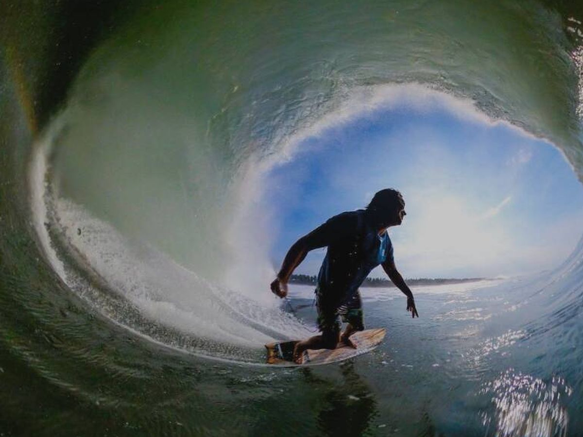 Foto: Mikala Jones, mientras surfeaba en Indonesia (Instagram.com/@mikalajones__/)