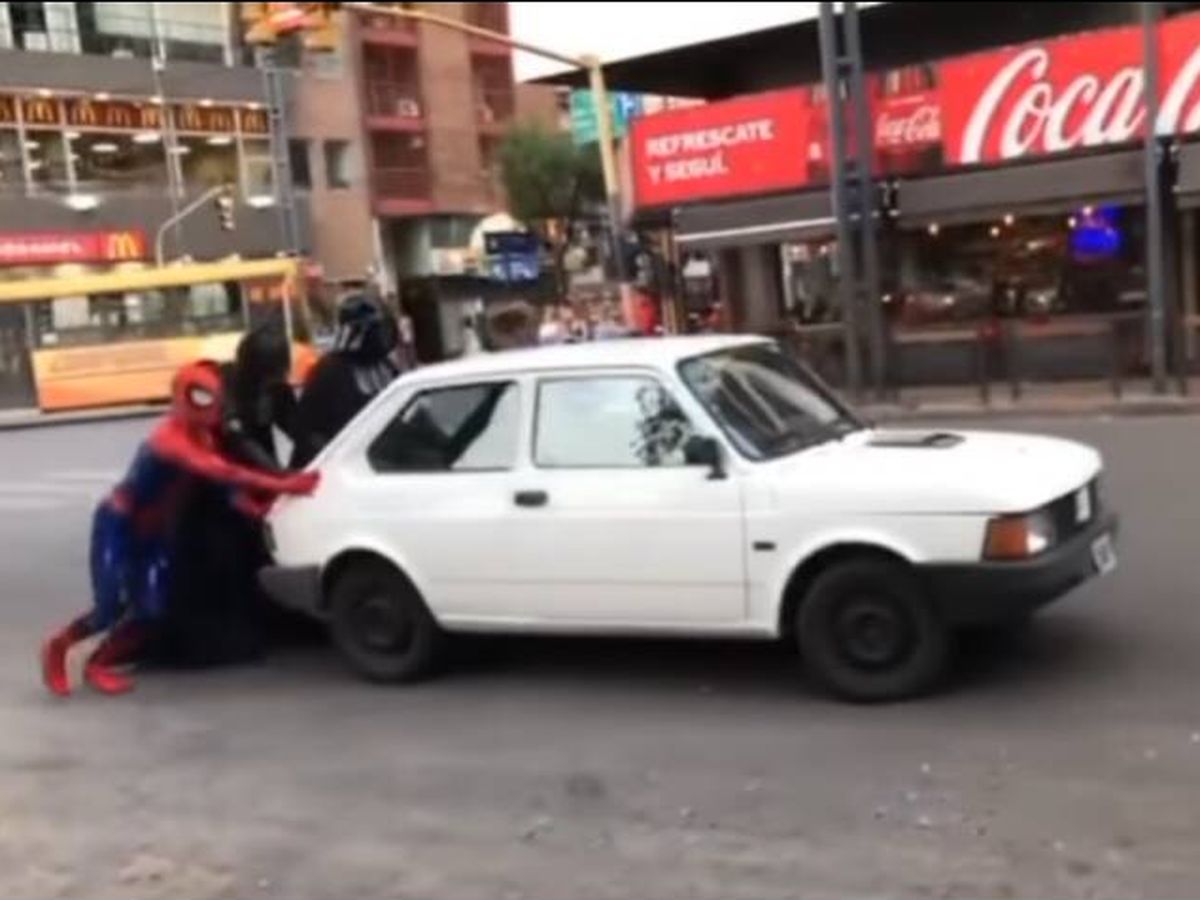Foto: Spider-Man, Darth Vader y Batman ayudando a unos vecinos de Córdoba, Argentina (Instagram/@onlyincordoba)