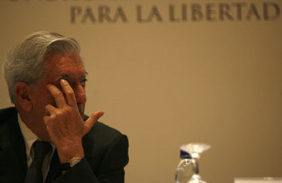 Foto: Vargas Llosa critica a a Chávez por no aceptar un debate cara a cara