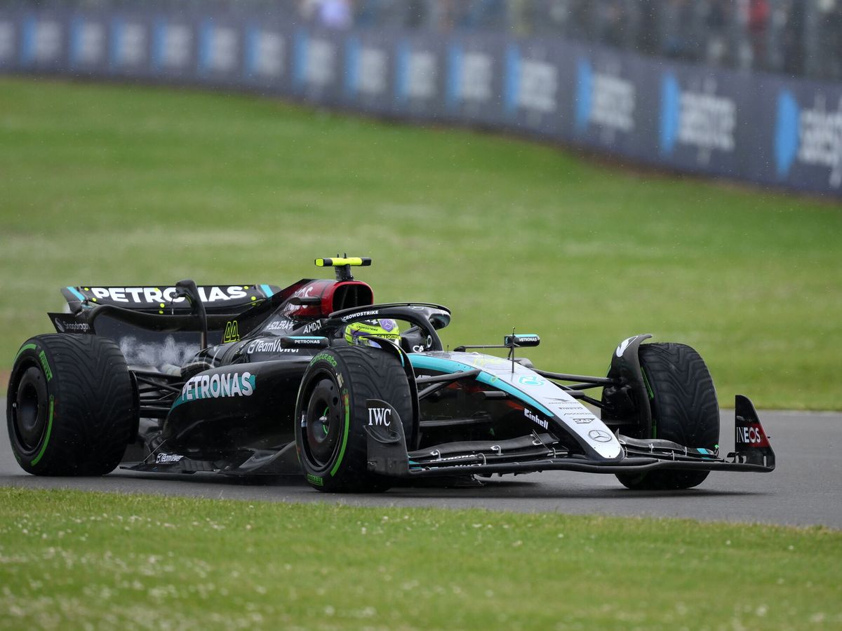 Hamilton llora de emoción en Silverstone y gana una carrera de Fórmula 1 dos años después