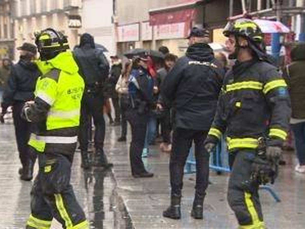 Foto: La caída de cascotes por el viento obliga a cerrar Doña Manolita en Madrid. (EP)