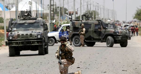 Foto: Soldado proteje convoy armado en Somalia. (Reuters)