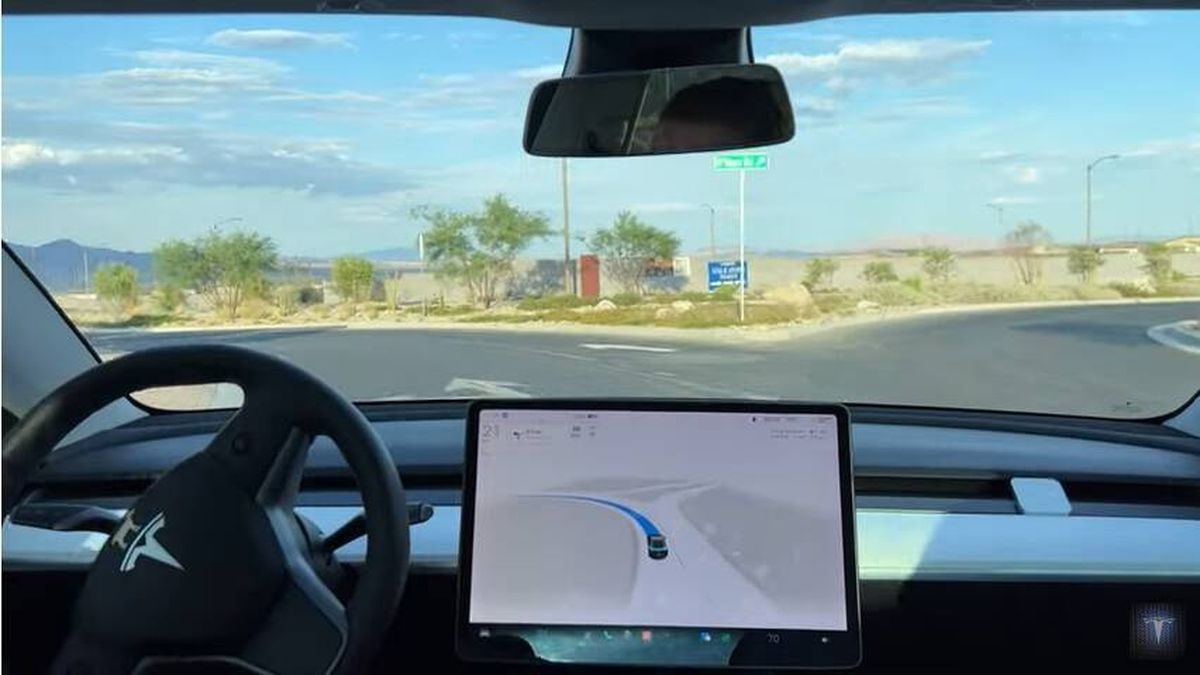 El inesperado fallo de Tesla: su piloto automático no sabe salir de una rotonda