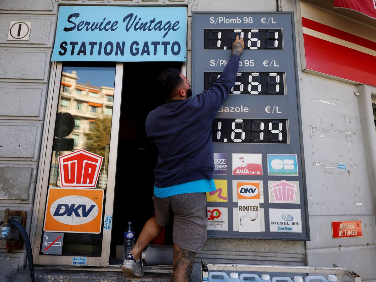 Foto: Un trabajador actualiza los precios de los combustibles en Francia. (Reuters)