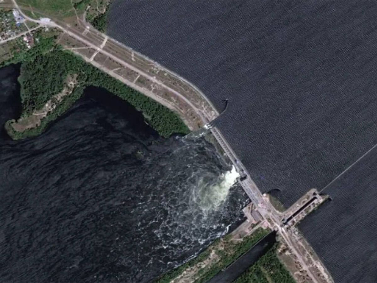 Foto: Las impactantes imágenes que amenazan a 80 ciudades de Ucrania: así ha quedado la presa de Kajovka en Jersón. (Twitter)
