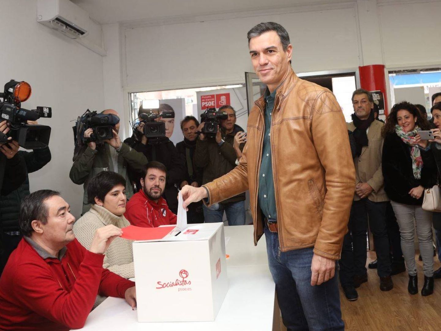 Pedro Sánchez vota en la consulta a la militancia. (Foto: PSOE)