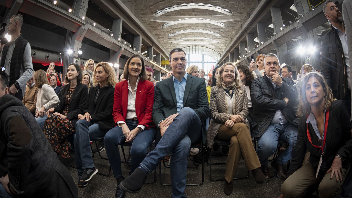 Sánchez, junto a miembros destacados del PSOE, en el acto de Madrid. (EFE/Fernando Villar)