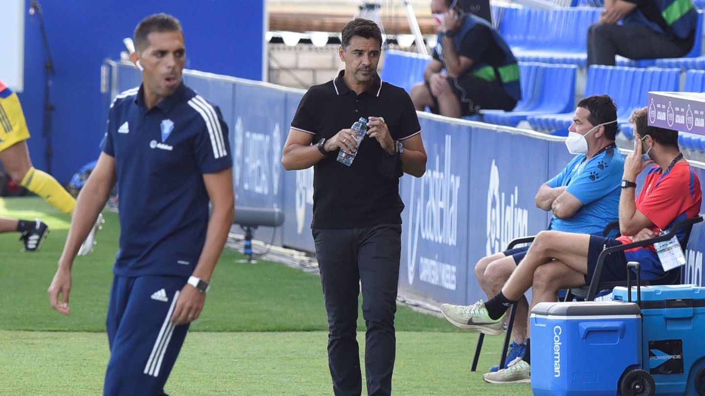  Miguel Ángel Sánchez, entrenador del Huesca, y Roberto Carlos Perera, del Cádiz, durante el encuentro de Primera División.  