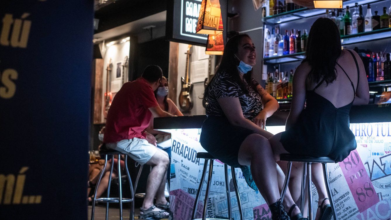 Foto: Un puñado de clientes apuran los últimos minutos de la noche madrileña en un local nocturno. (Carmen Castellón)