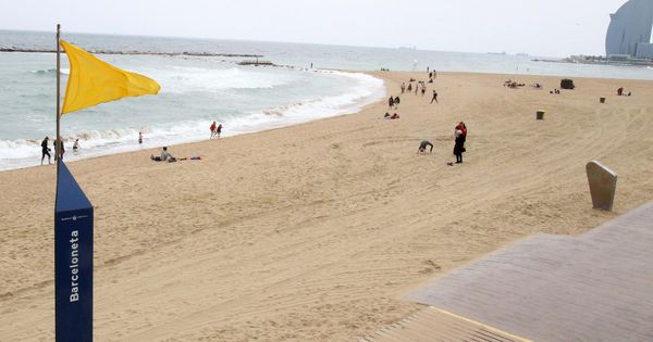 Foto: Una playa con bandera amarilla en Barcelona. (EFE)