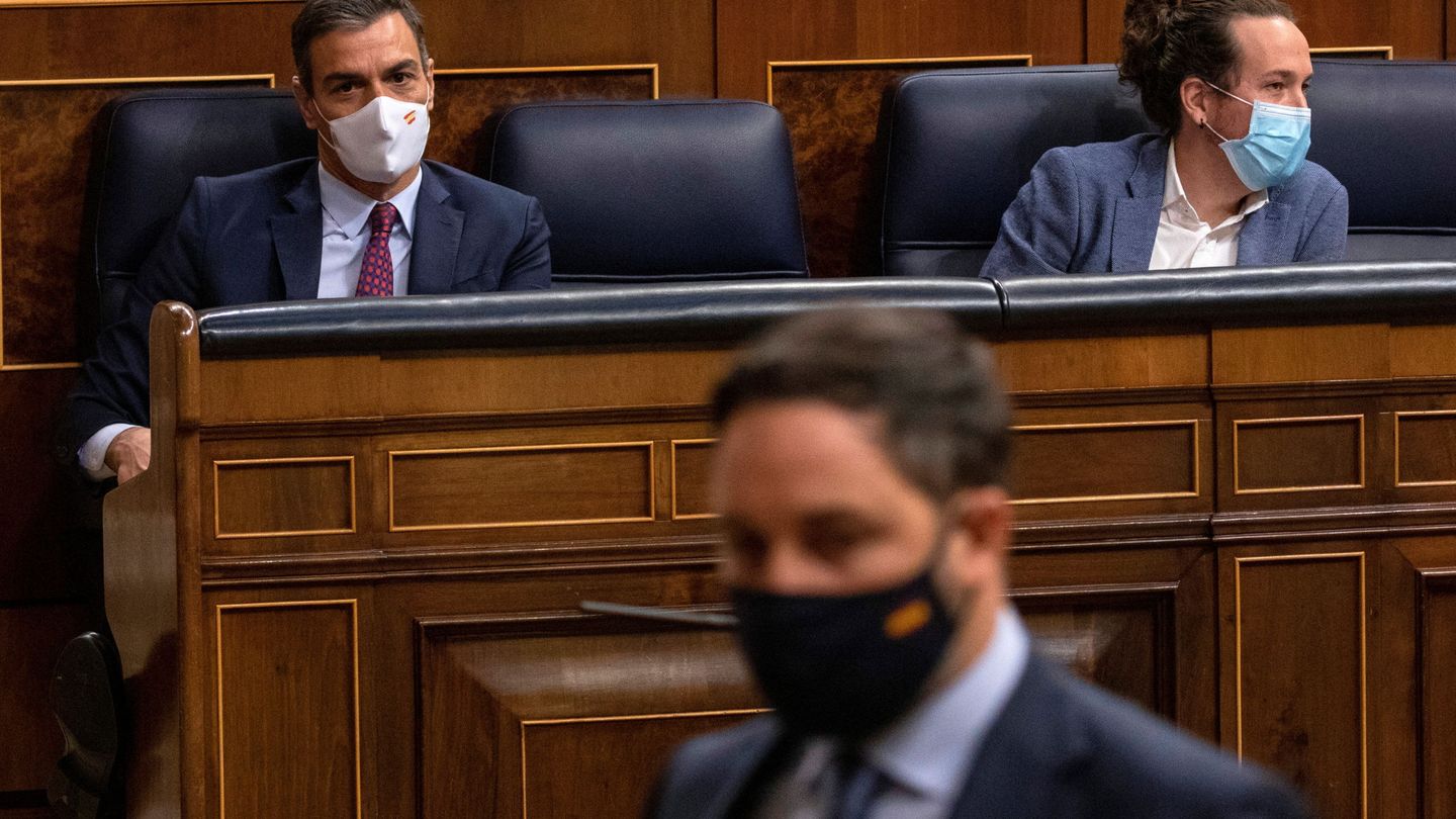 Pedro Sánchez e Iglesias en la bancada del Gobierno y Santiago Abascal en un primer plano. 