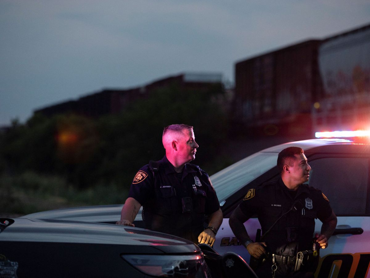 Foto: Agentes en la zona donde han encontrado el camión cerca de San Antonio, Texas (EEUU). (Reuters/Kaylee Greenlee Beal)