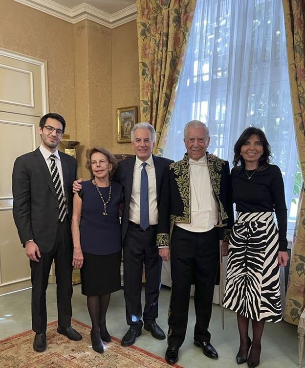 Foto: Mario Vargas Llosa, junto a sus hijos y Patricia Llosa en una imagen de archivo. (EFE)