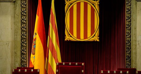 Foto: Vista del sillón del presidente del Parlament de Cataluña. (EFE)
