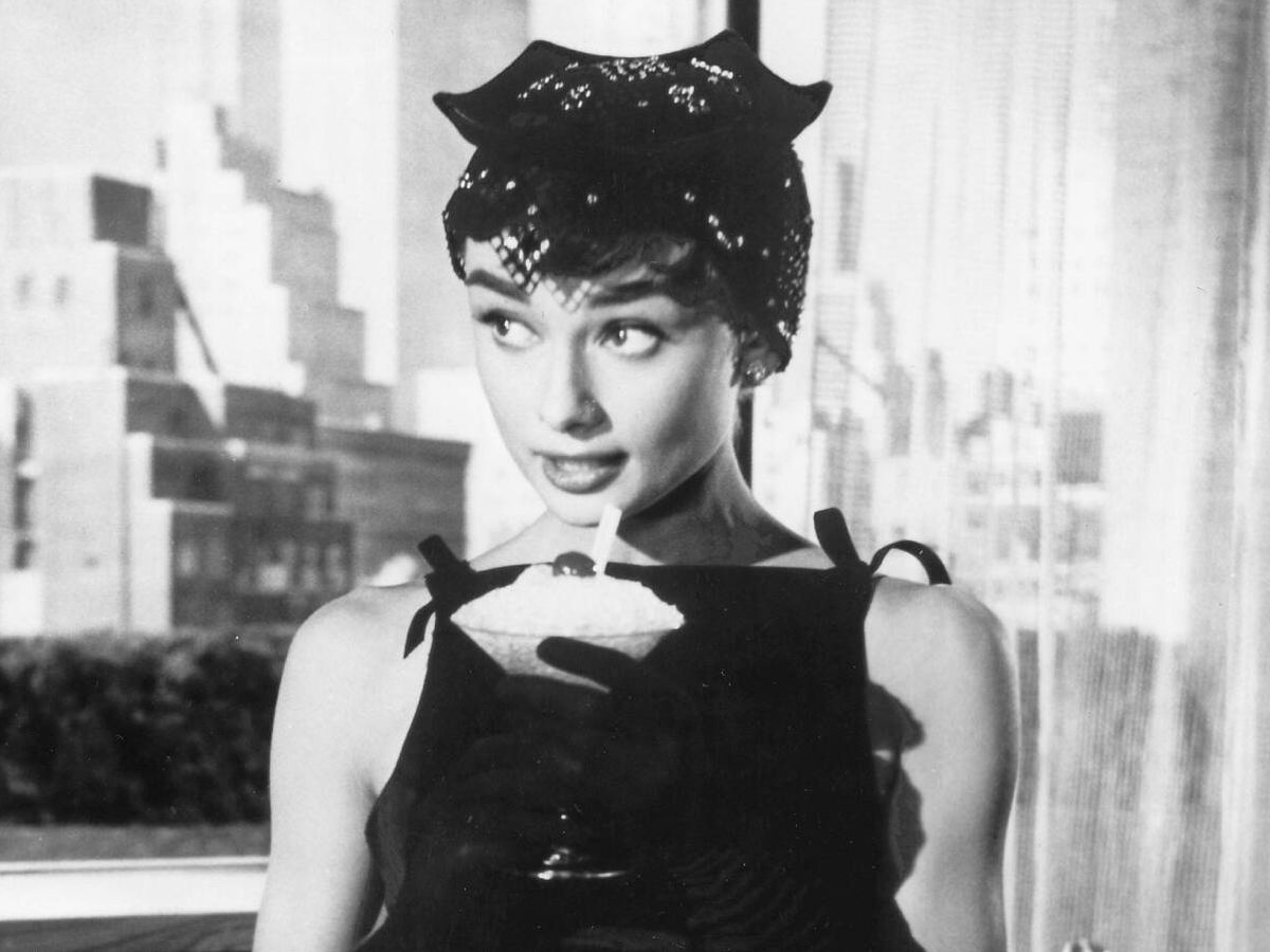 Foto: Audrey Hepburn en un fotograma de 'Sabrina'. (Cordon Press)