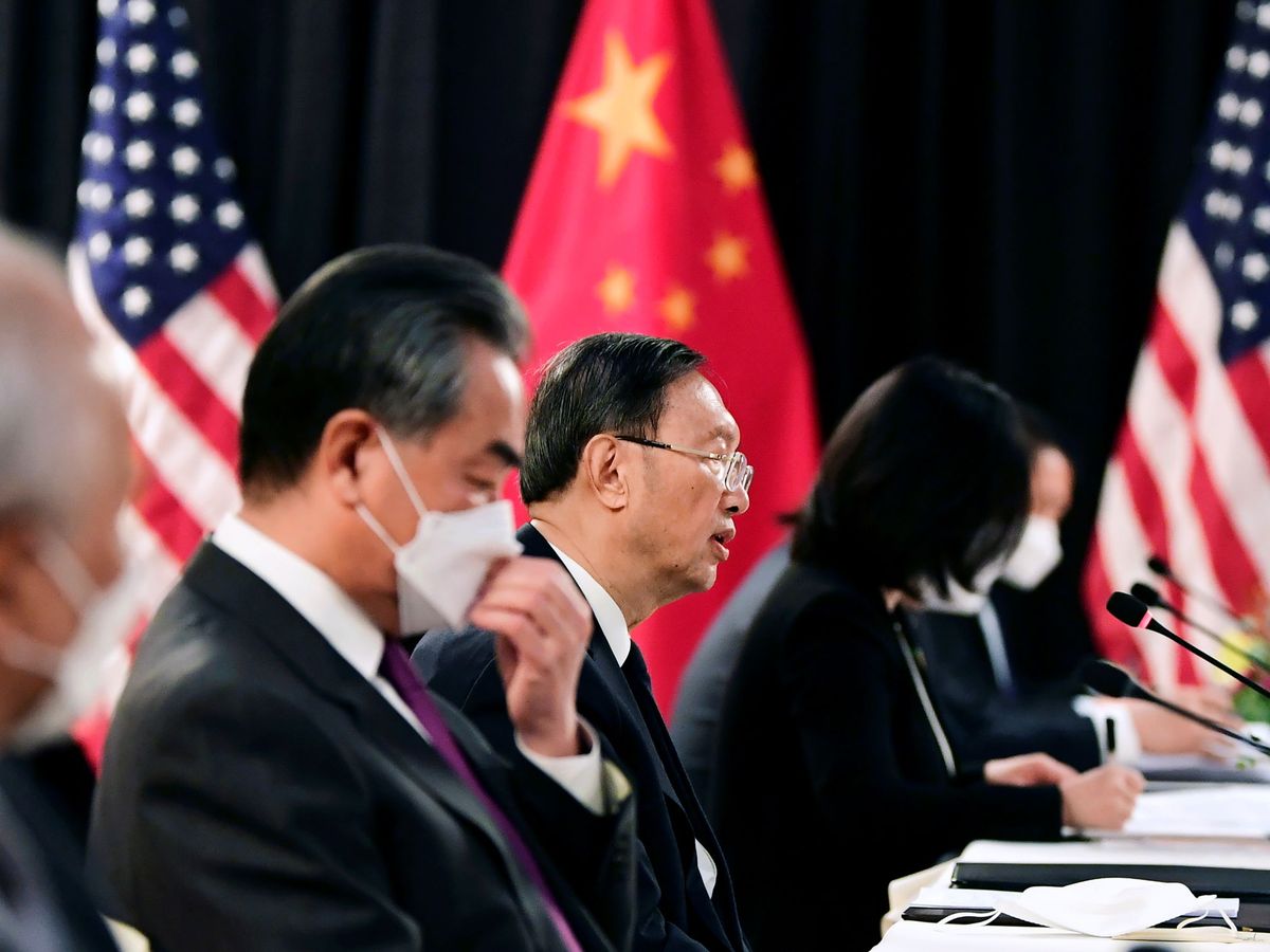 Foto: Reunión de las delegaciones china y estadounidense en Alaska, ayer. (EFE)