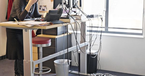 Foto: Los escritorios en los que se puede trabajar de pie son todavía difíciles de ver. (Corbis)