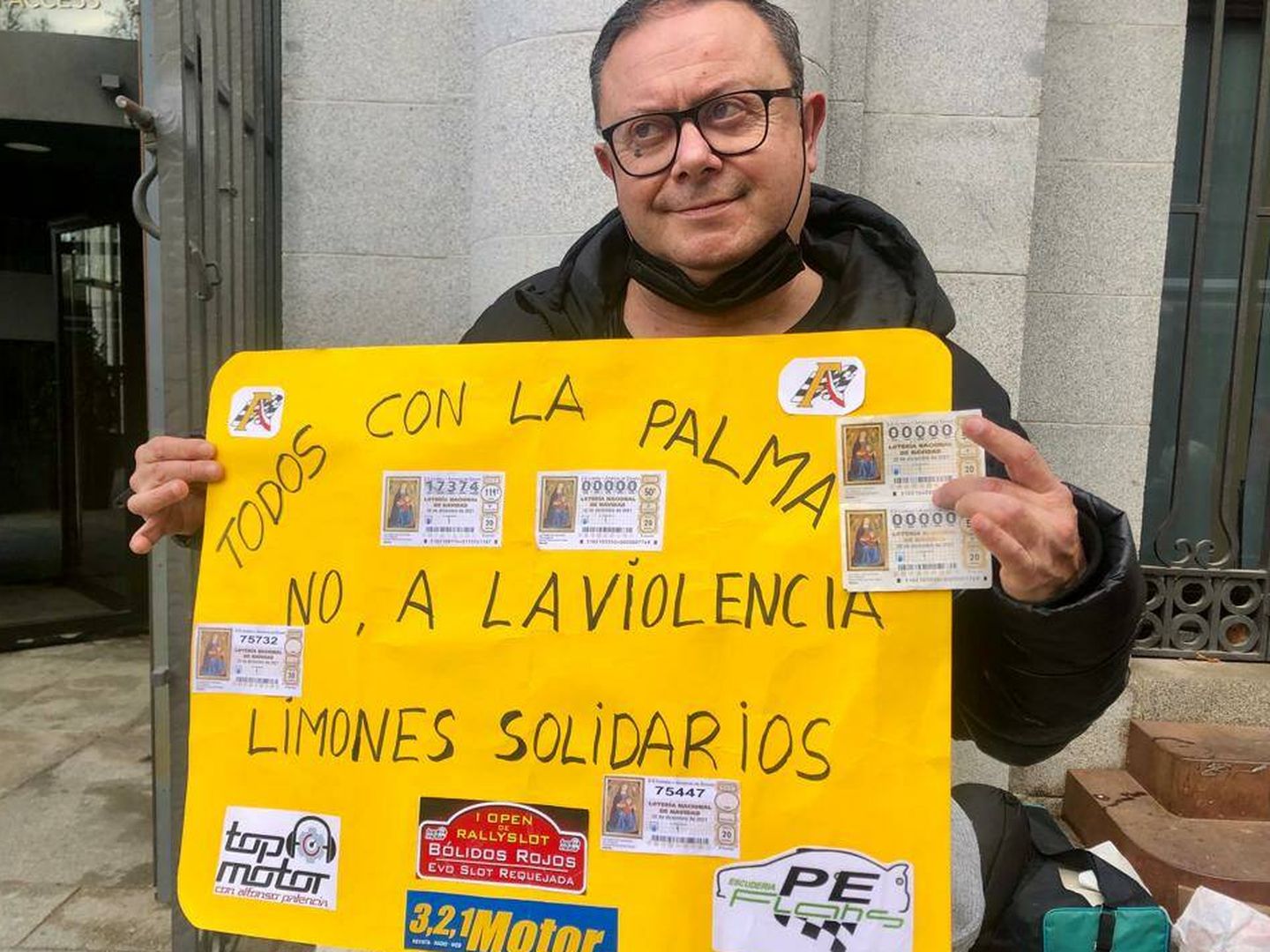 2. Jesus Ruiz, con la pancarta de todos con La Palma (L.F.)