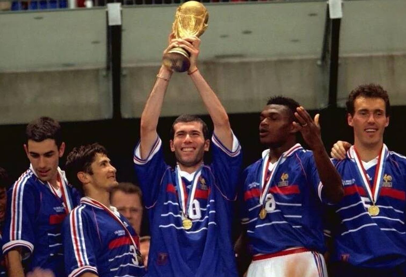 Zidane levanta la Copa del Mundo en 1998. (Reuters)
