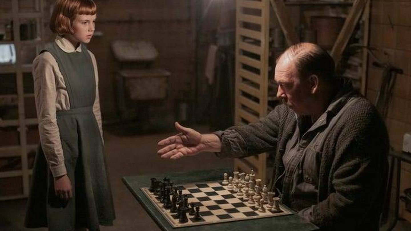 Escena de la serie 'Gambito de Dama' en la que Beth Harmon se inicia en el ajedrez. (Netflix)