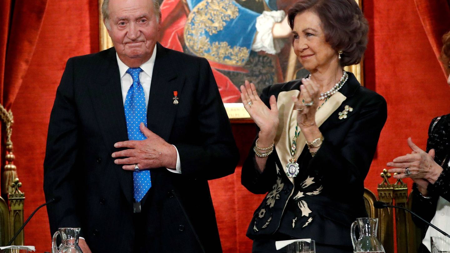 La reina Sofía aplaude al rey Juan Carlos en su 80 cumpleaños. (Getty)