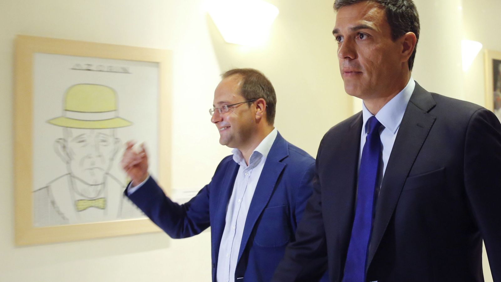 Foto: Pedro Sánchez, junto a su secretario de Organización, César Luena, el pasado 2 de agosto en el Congreso, tras su reunión con Mariano Rajoy. (EFE)