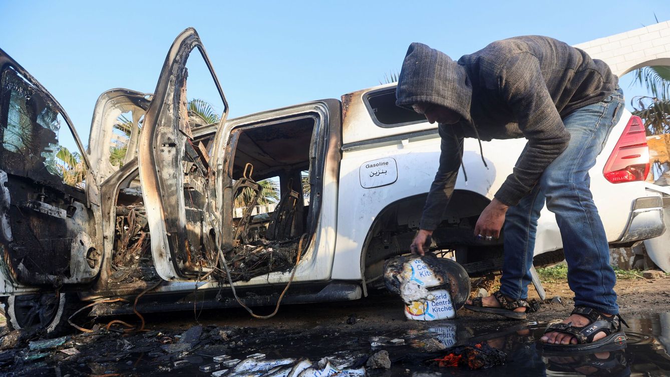 Foto: El vehículo que ha sido atacado de la ONG  World Central Kitchen. (Reuters/Ahmed Zakot)