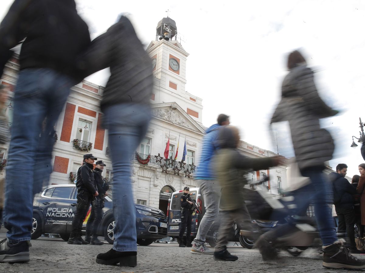 Foto: La Puerta del Sol, preparada para las campanadas de Nochevieja. (EFE/Juan Carlos Hidalgo)