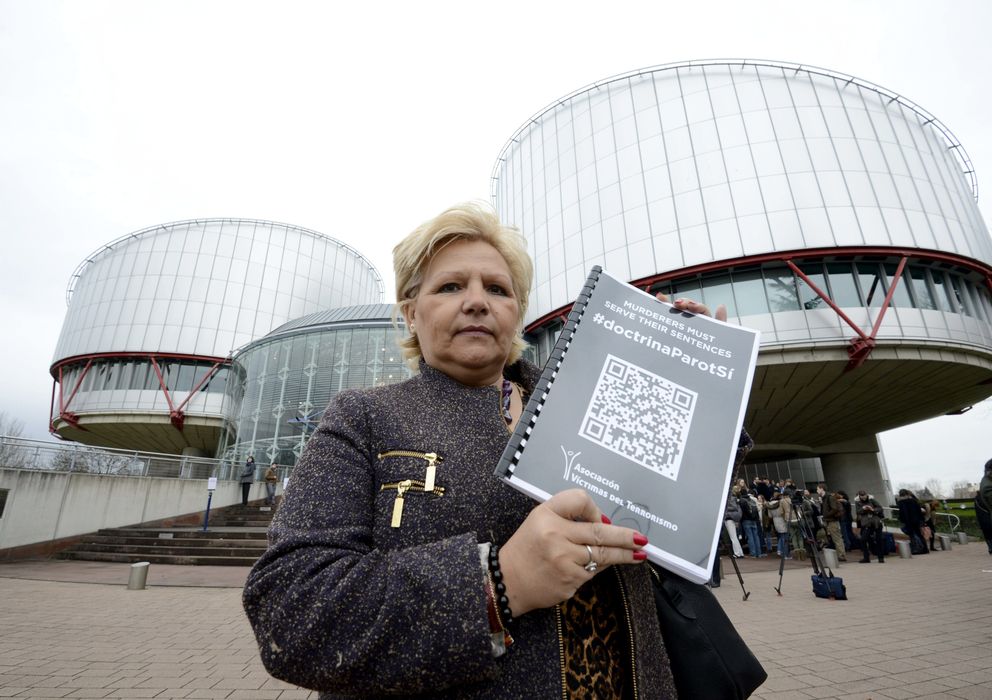 Foto: La presidenta de la Asociación de Víctimas del Terrorismo, Ángeles Pedraza, posa frente al Tribunal Europeo de Derechos Humanos (Efe)