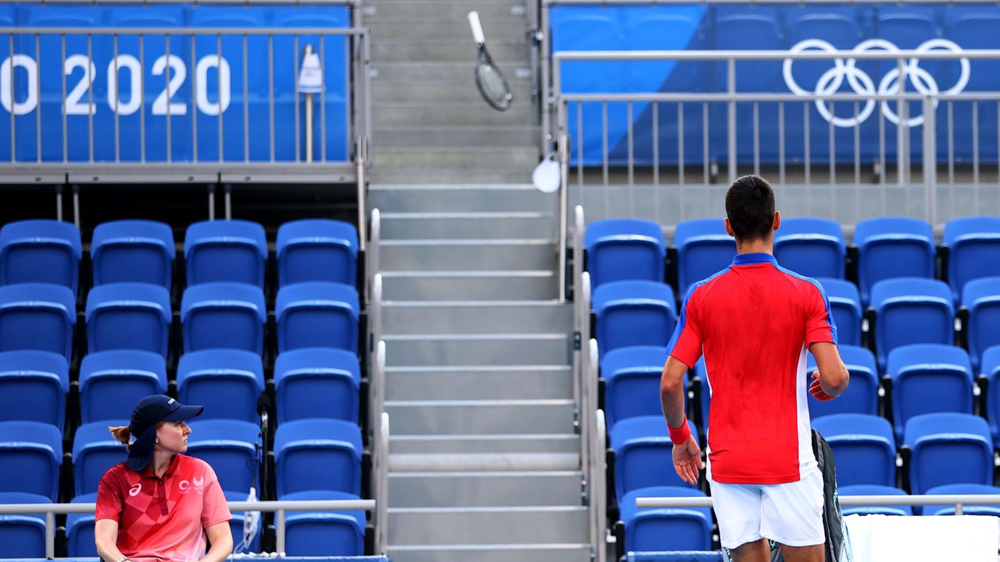Ahí acabó la raqueta de Djokovic. (Reuters)