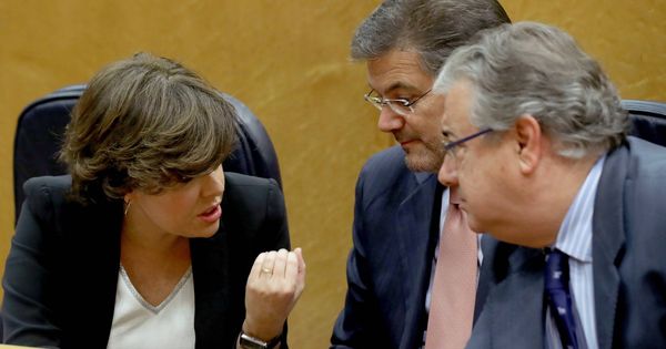 Foto: Soraya Saénz de Santamaría charla con los ministros Rafael Catalá y Juan Ignacio Zoido al comienzo de la 'comisión del 155'. (EFE)