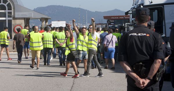 Foto: Un grupo de estibadores en huelga en el Puerto de Vigo. (EFE)