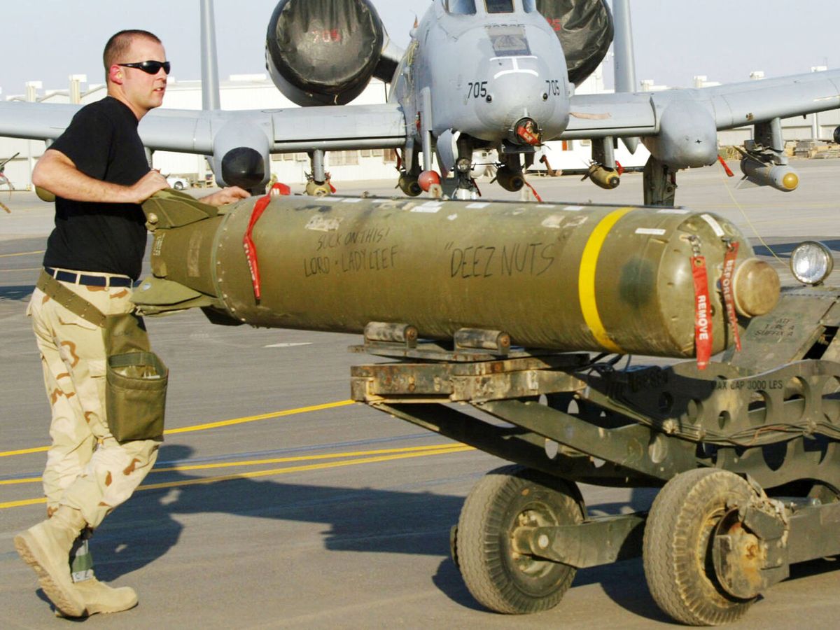 Foto: Operarios del ejército de Estados Unidos preparan una bomba de racimo (Getty/Paula Bronstein)