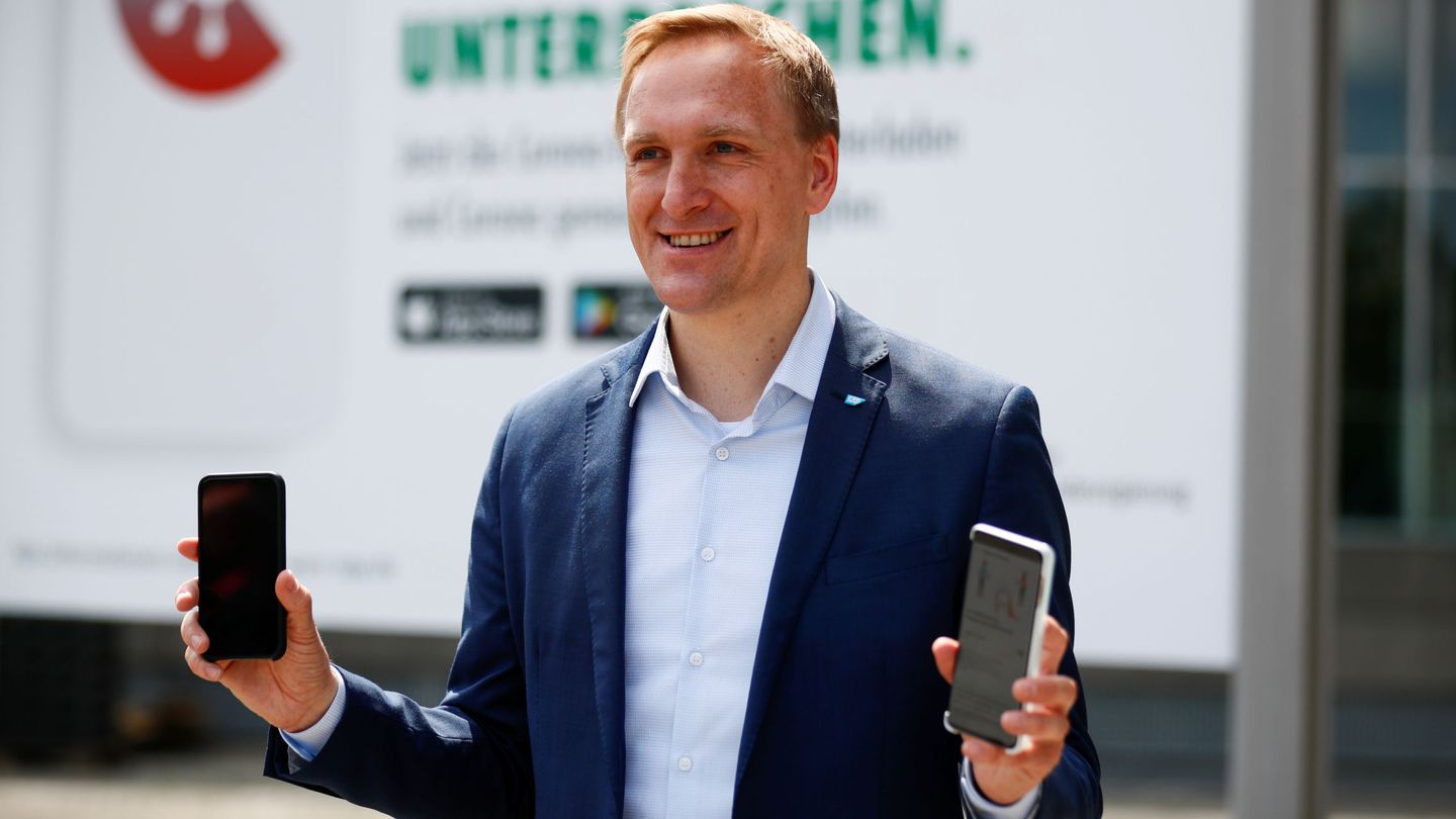 Juergen Mueller, jefe tecnológico de SAP, una de las empresas que han creado la 'app' alemana, posa el día del lanzamiento del sistema, el 16 de junio. (Reuters)