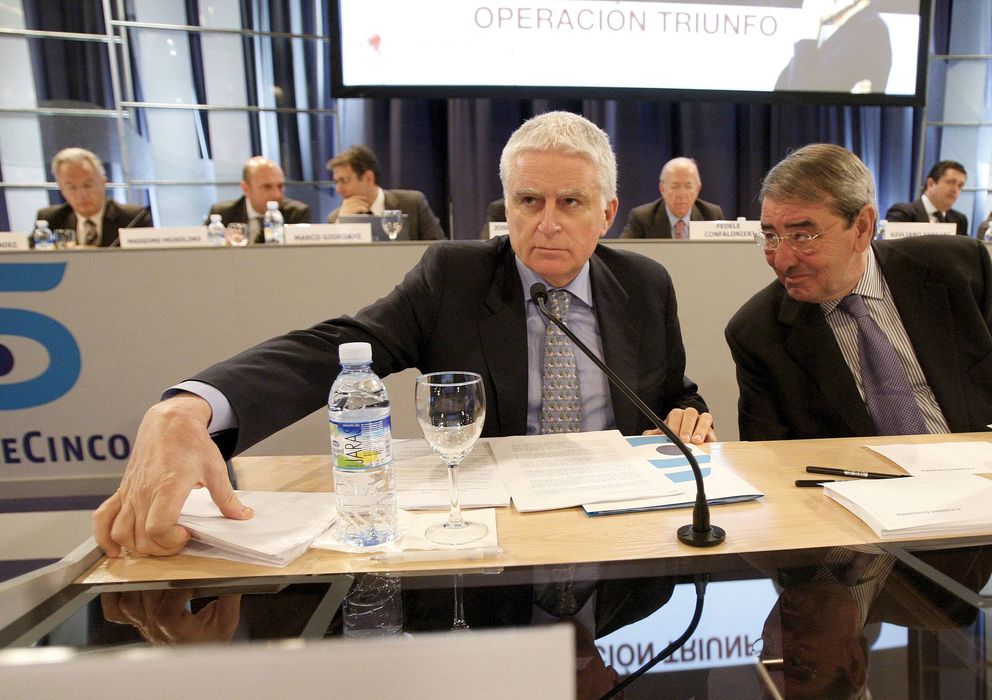 Foto: Paolo Vasile (i) y Alejandro Echevarría (d), presidente y consejero delegado de Telecinco. (Efe)